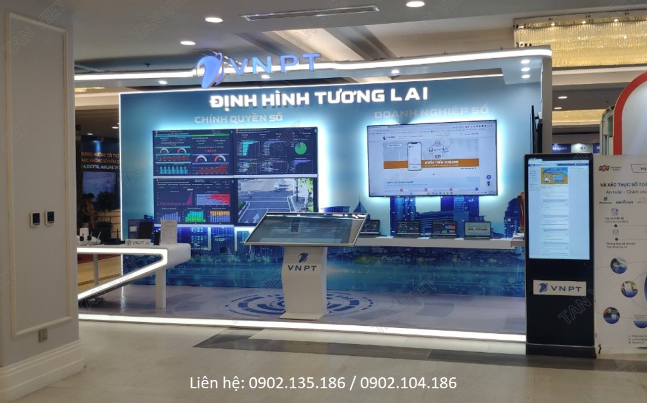 Tivi 85 inch Tân Việt được thuê để treo trên vách gian hàng VNPT