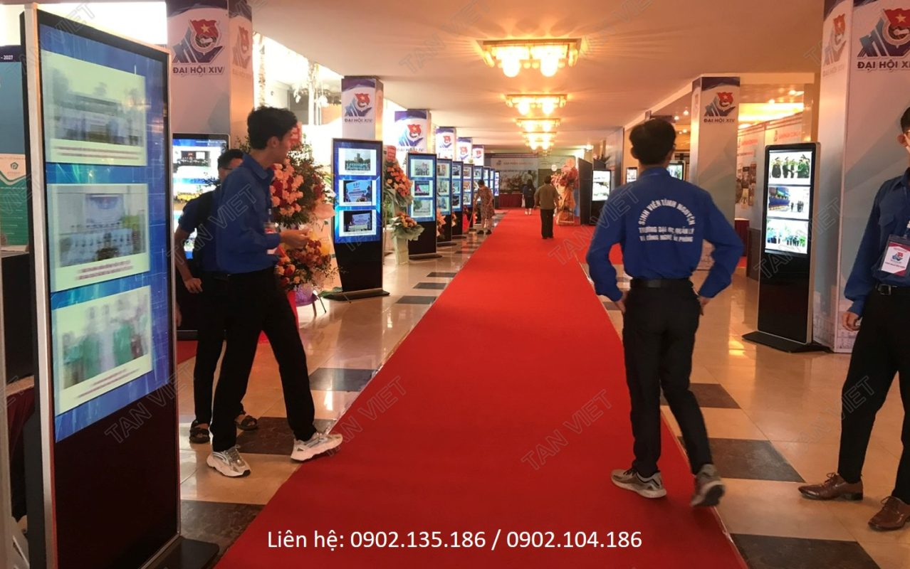 Quá ấn tượng với dịch vụ cho thuê standee điện tử tân