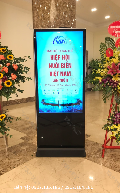 Standee điện tử Tân Việt quá đẹp, so với standee giấy